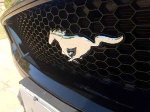 mustang-frontal-300x225-1 O Dia em que o Menino Encontrou o Ícone: O Veredito de Pilotar um Mustang V8 na Pista.